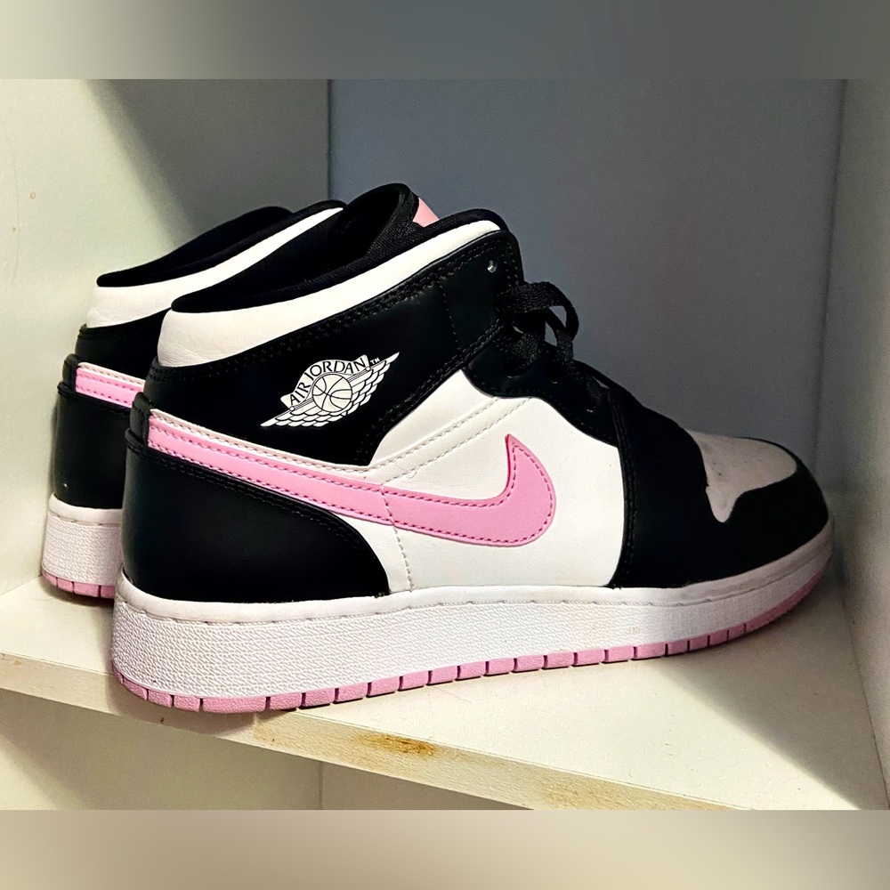 LIGHT PINK AND BLACK JORDAN 1 MIDS TAYLOR SWIFT TOUCHED THESE SHOES!!!